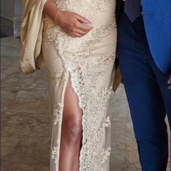 Beautiful gold lace gown for any special occasion - Picture 5 of 6